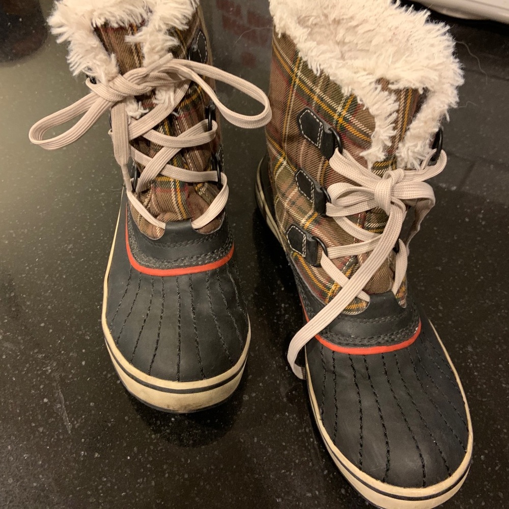 9 Women’s Sorel Plaid And Fur Boots